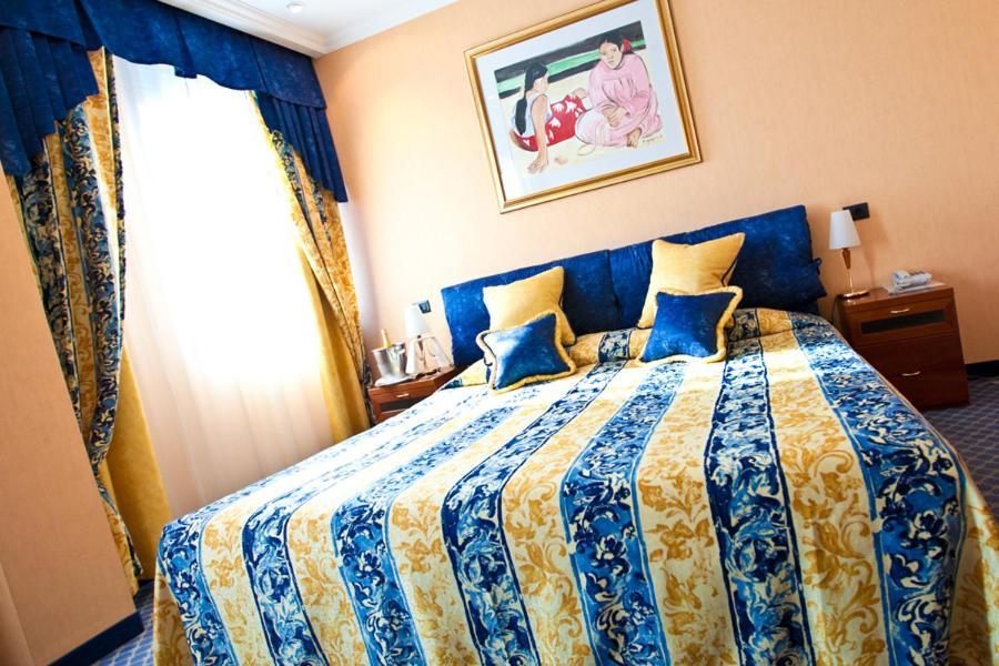 River Palace Hotel Atyraū Rom bilde