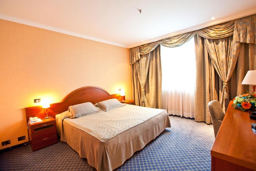River Palace Hotel Atyraū Eksteriør bilde