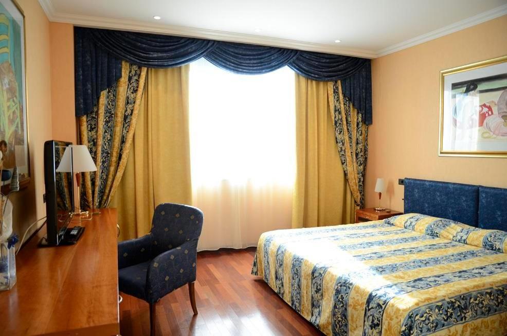 River Palace Hotel Atyraū Rom bilde